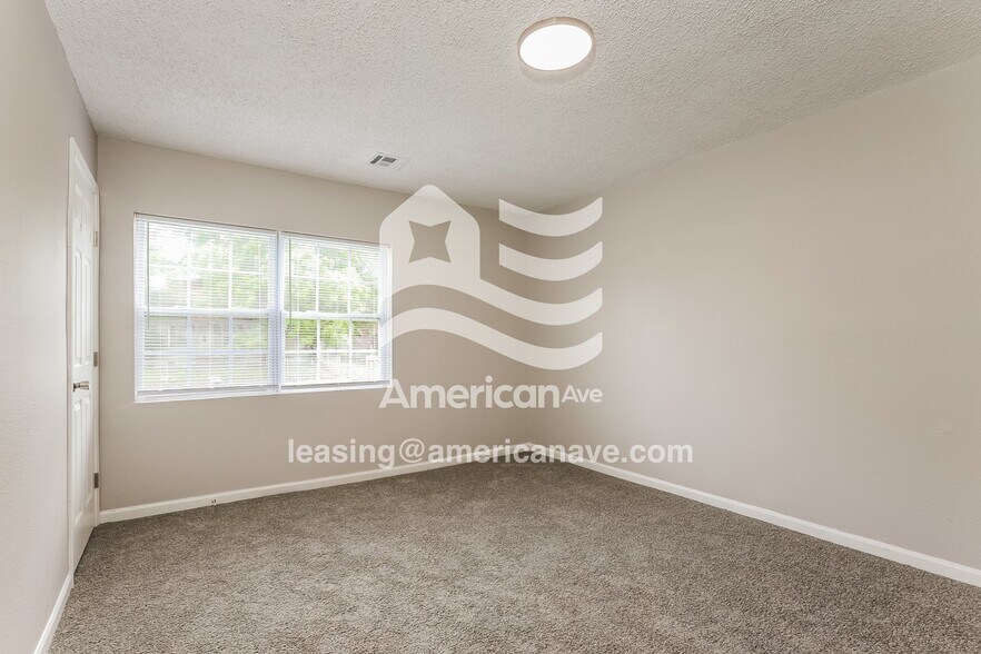 Building Photo - 536 E Ute St