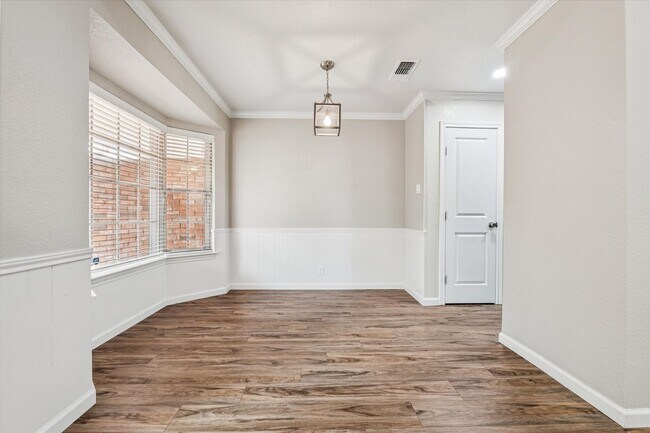 Building Photo - Pristine Updated Indian Creek Condo