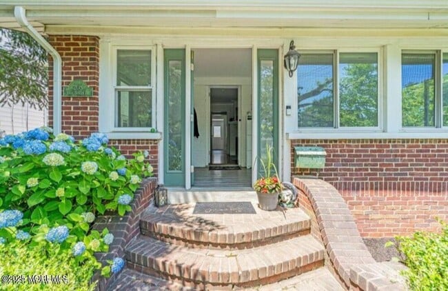 Building Photo - 208 E Bergen Pl