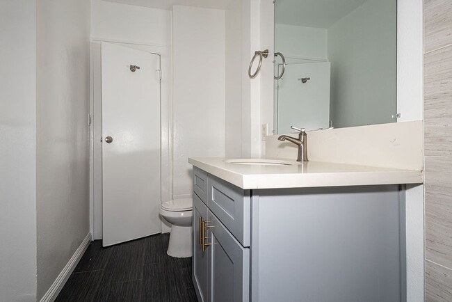 Building Photo - Bright and airy 2-bedroom 2-bath in Mid- City