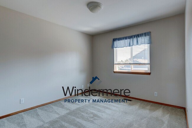 Building Photo - 4 Bedroom in Desirable Neighborhood