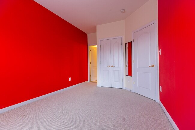 Building Photo - Spacious, Light-Filled Home in the Desirable Broadlands