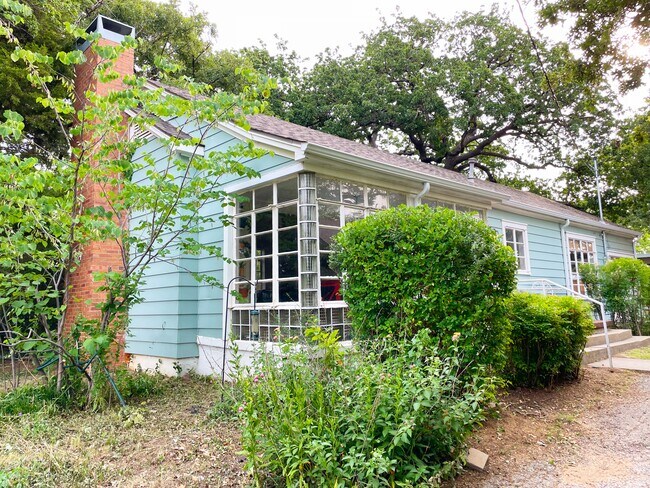 Primary Photo - 1714 Bolivar St