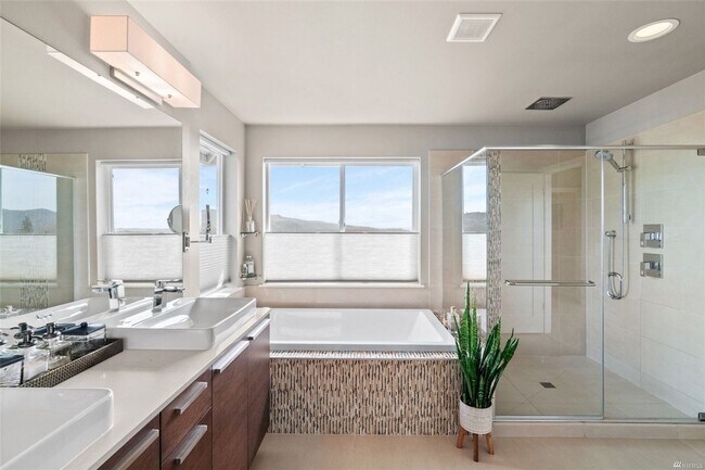 Building Photo - Beautiful 4 bed/2.5 bath dream home in Mon...