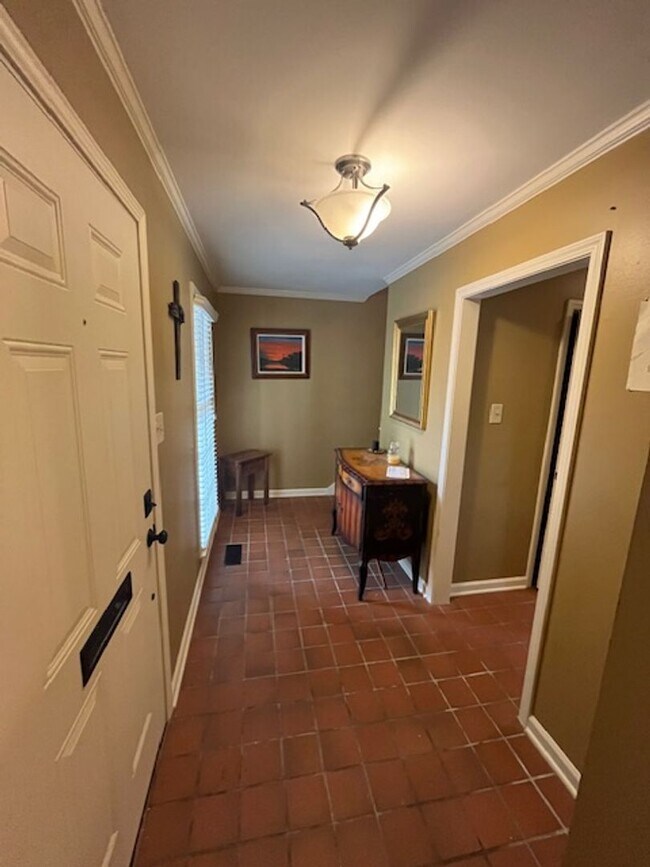 Building Photo - Elegant Colonial Style 2 Bedroom 2 and a half Bathroom Townhome in Little Rock