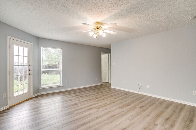 Building Photo - Spacious Well Maintained 2 Bed- 2.5 Bath T...