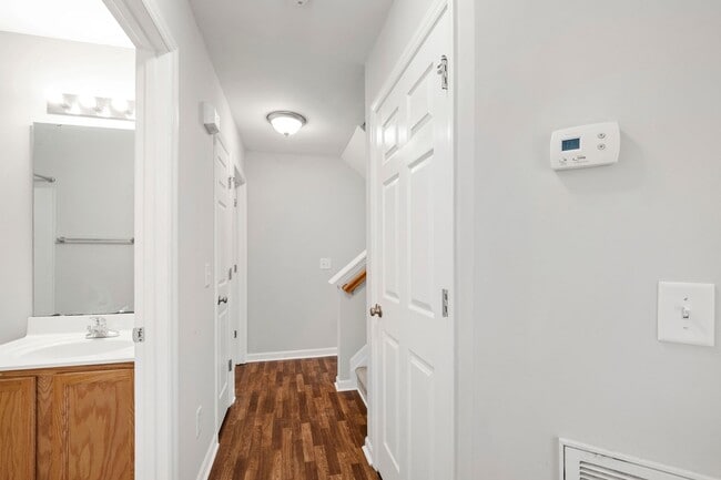 Building Photo - Beautifully Updated 3-Bedroom Townhome Nea...