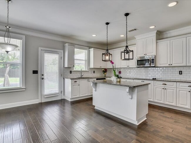 Building Photo - 5 Bedroom 3 Bath In Evans!