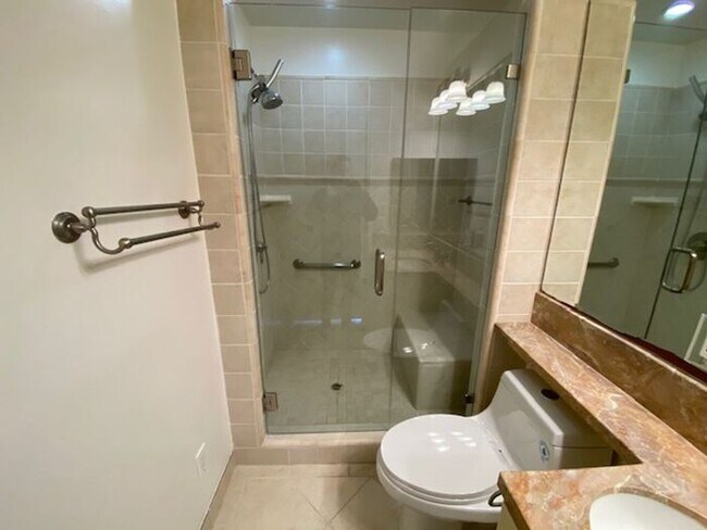 Building Photo - 701 Pine St