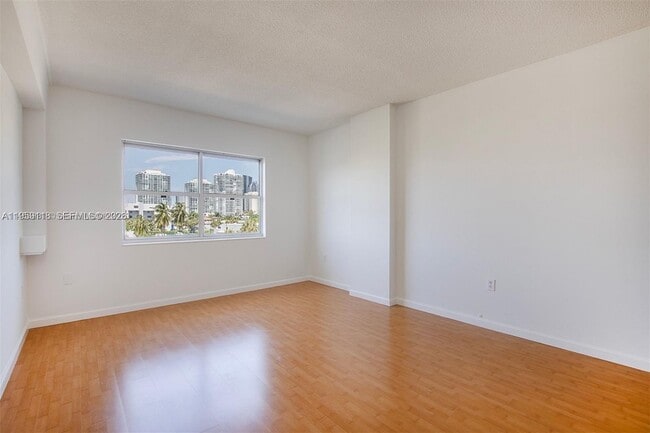 Building Photo - 400 Kings Point Dr