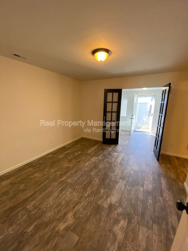 Building Photo - 430 Falling Ln