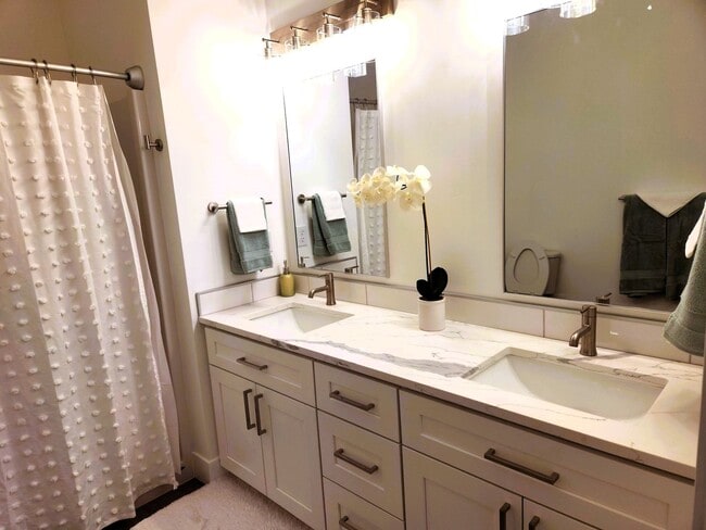 Building Photo - BRAND NEW MODERN LIVING!! HUGE 4 Bed 2.5 Bath Duplex with over 2350+ Sq. Feet.