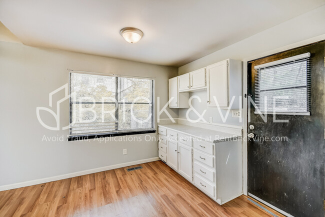 Building Photo - 851 25th Ave NE