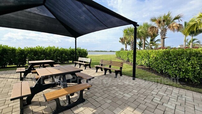 Building Photo - 804 Heather Lk Ave