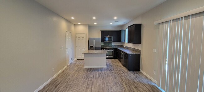Building Photo - 4 bedroom plus roof top deck 1 bedroom dow...