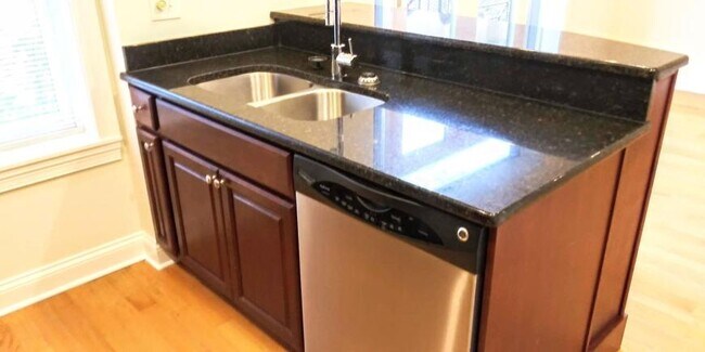 Building Photo - 4 bedroom in Chicago IL 60657