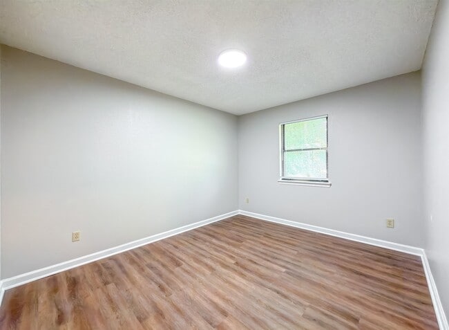 Building Photo - 1556 Twin Lakes Cir