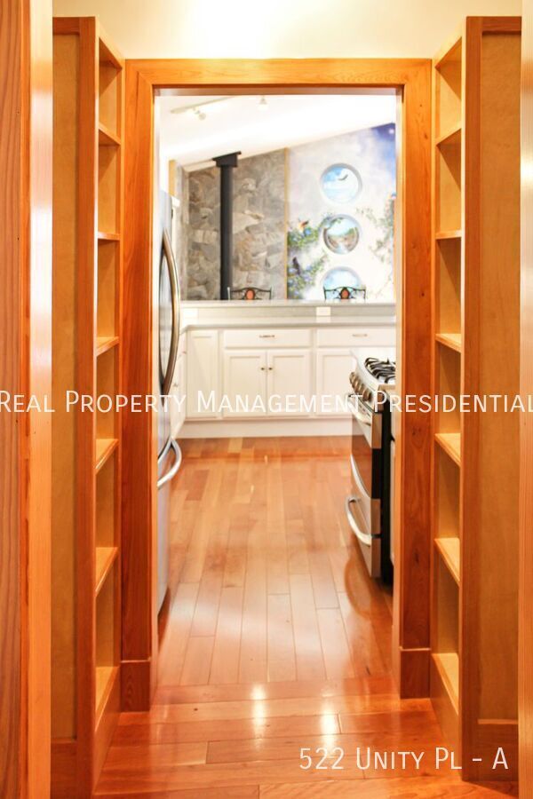 Building Photo - 522 Unity Pl