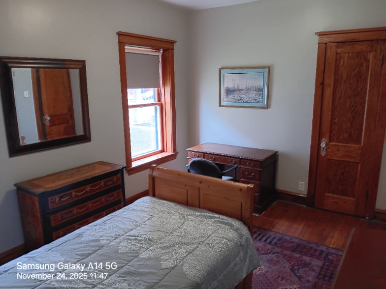 Primary Photo - 552 N Lawler Ave