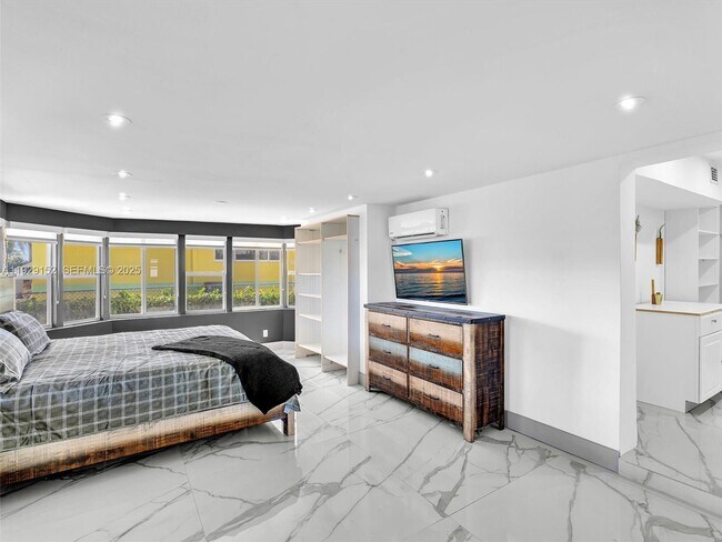 Building Photo - 440 SE 8th Ave