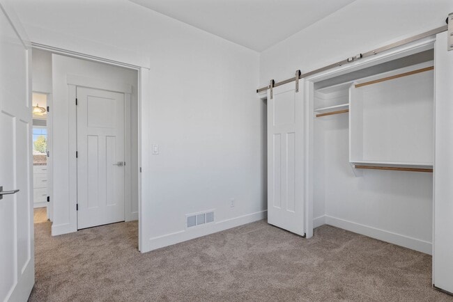 Building Photo - MODERN 3 BED 2.5 BATH TOWNHOME IN SAINT ANTHONY