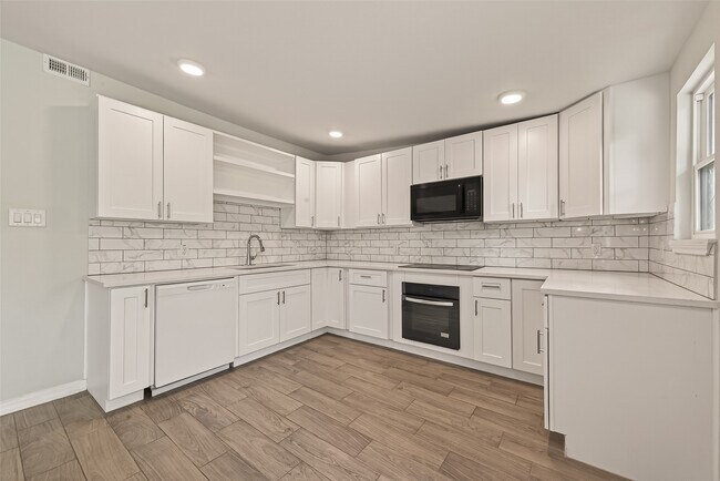 Building Photo - 3710 Daphne St