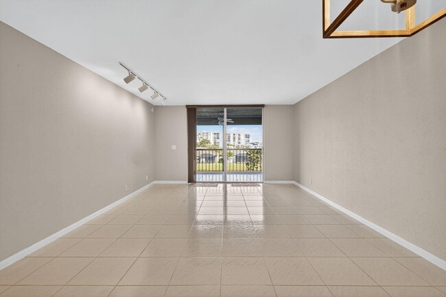 Building Photo - 14747 Cumberland Dr