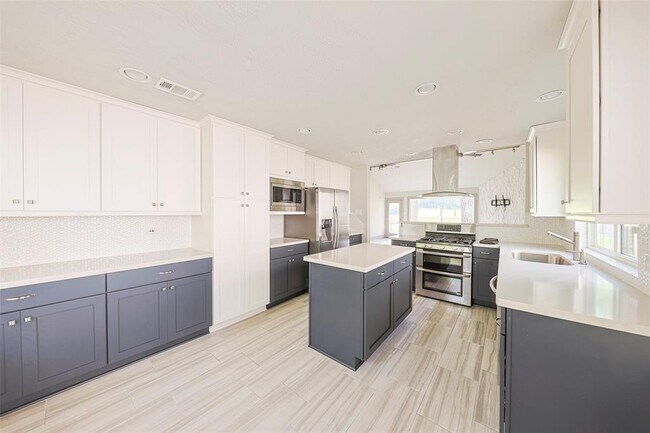 Building Photo - 20 N Timber Top Dr