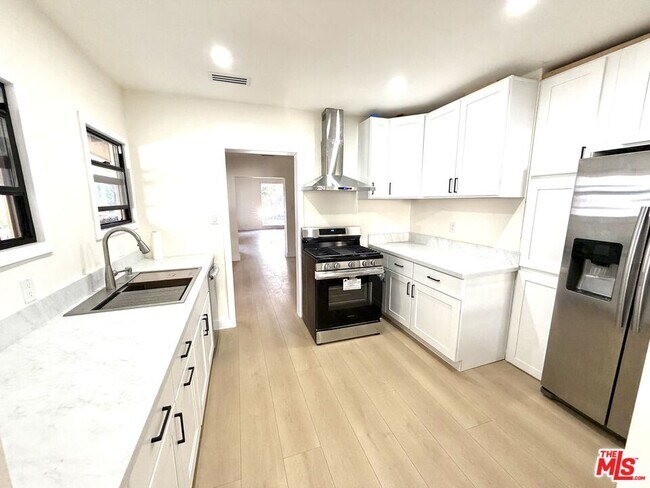 Building Photo - 6132 Whitsett Ave