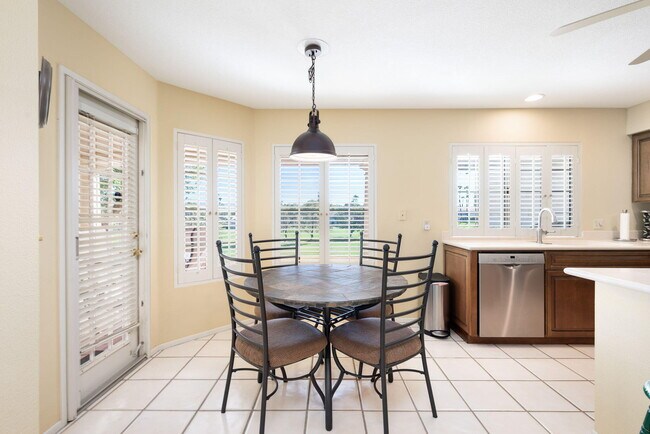 Building Photo - 260 Vista Royale Cir E