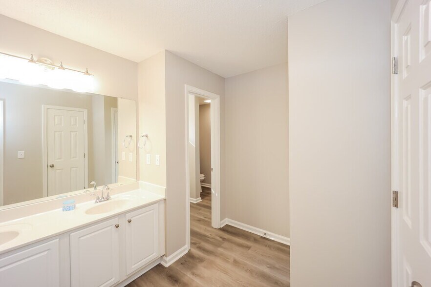 Building Photo - 7601 Hilltop Way