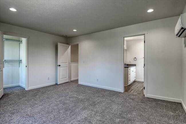 Building Photo - E. 7th Duplex