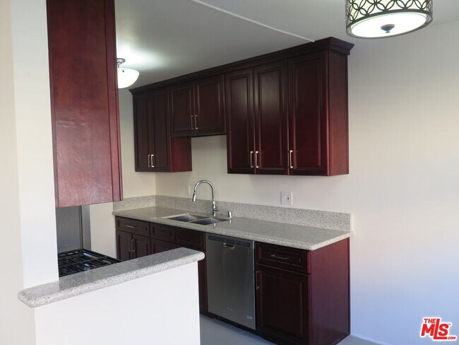 Building Photo - 833 N Kingsley Dr