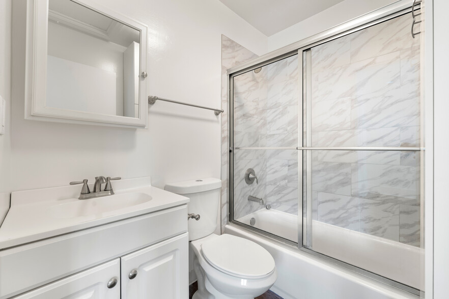 Bathroom - 615 S Grevillea Ave