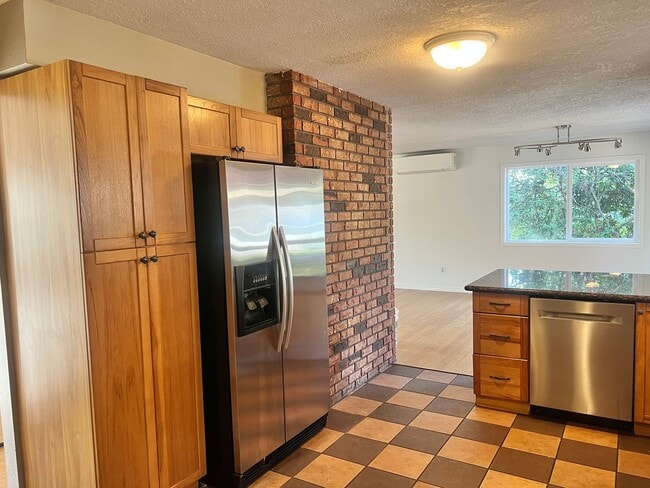 Building Photo - Mini Mansion in Salmon creek in mature nei...