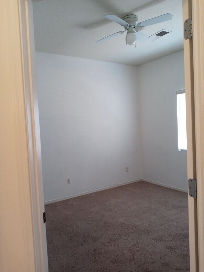 Building Photo - GREAT AREA!