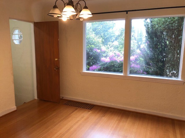 Building Photo - Queen Anne 2 Bed Charmer Near SPU