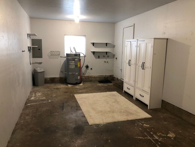 Building Photo - Beautifully updated 2 bed/1bath duplex in ...