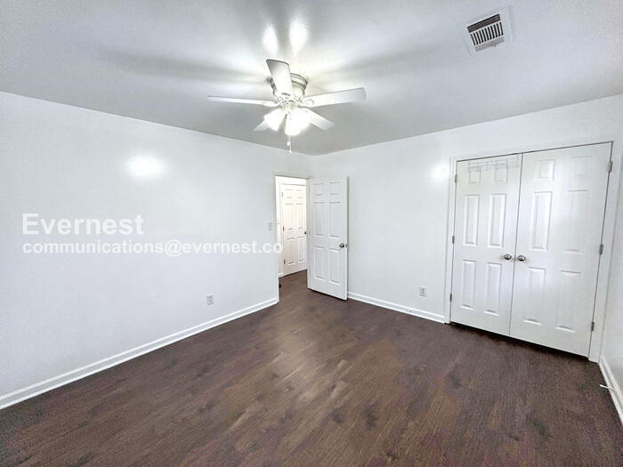 Building Photo - 393 Annie St