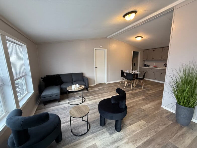 Building Photo - 769 Knox St