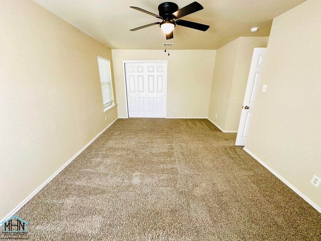 Building Photo - Big & Beautiful 5 bed/3.5 bath 2 Story home that's conveniently located to Randolph AFB