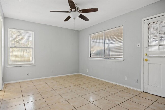 Building Photo - 2102 Lamplight Village Cir