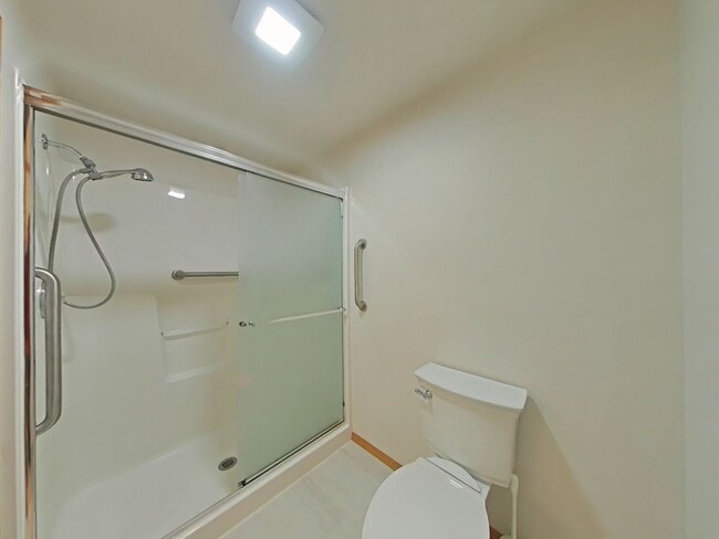 Building Photo - 3 Bedroom Duplex ~ Close to Timberhill Sho...