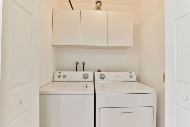 Building Photo - Talmadge : spacious 2 bed, 2 ba top floor condo