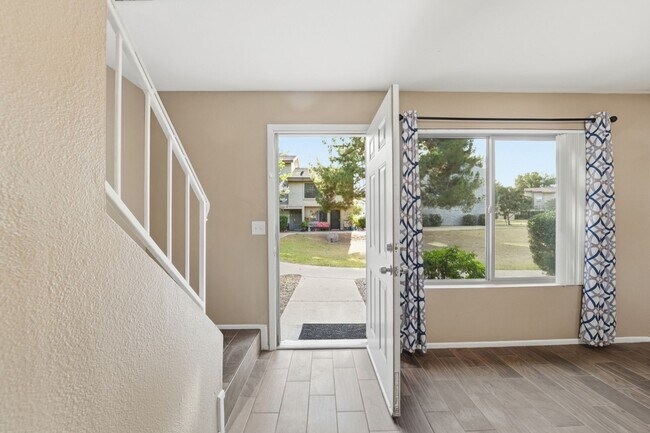 Building Photo - Beautifully maintained 3-bedroom, 2.5-bath Condo in the heart of Phoenix!