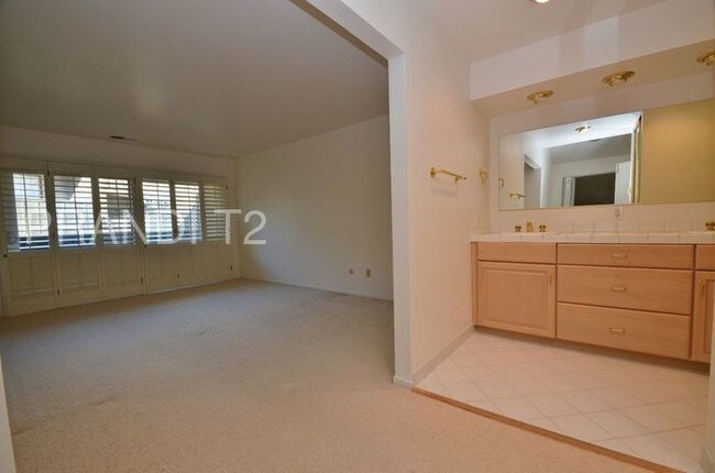 Building Photo - Bright and Spacious condo in Pacheco Valley