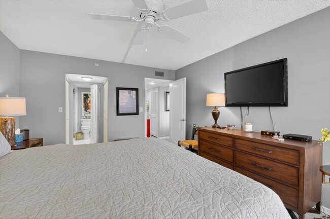 Building Photo - 7754 Lakeside Blvd