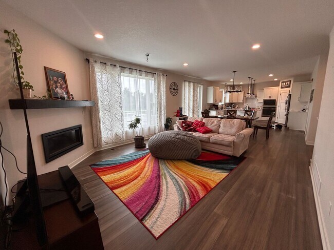 Building Photo - Stunning 5 Bed, 3.5 Bath Luxury Home for R...