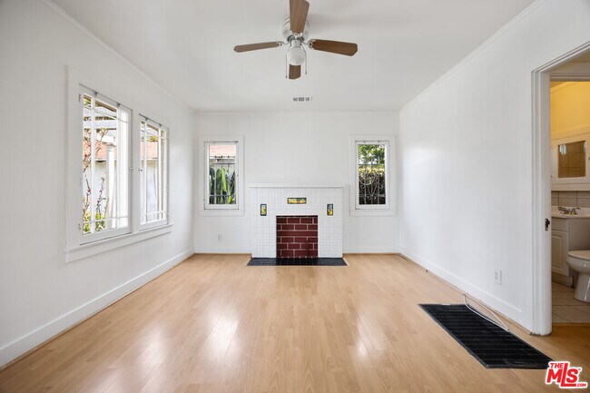 Building Photo - 1712 1/2 W 39th St