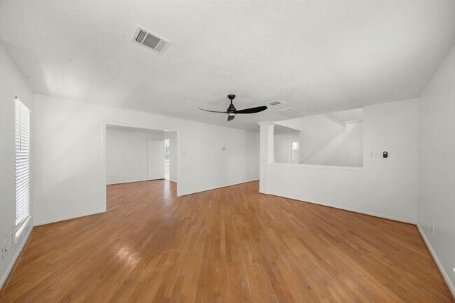 Building Photo - 2406 Parkwood Ln